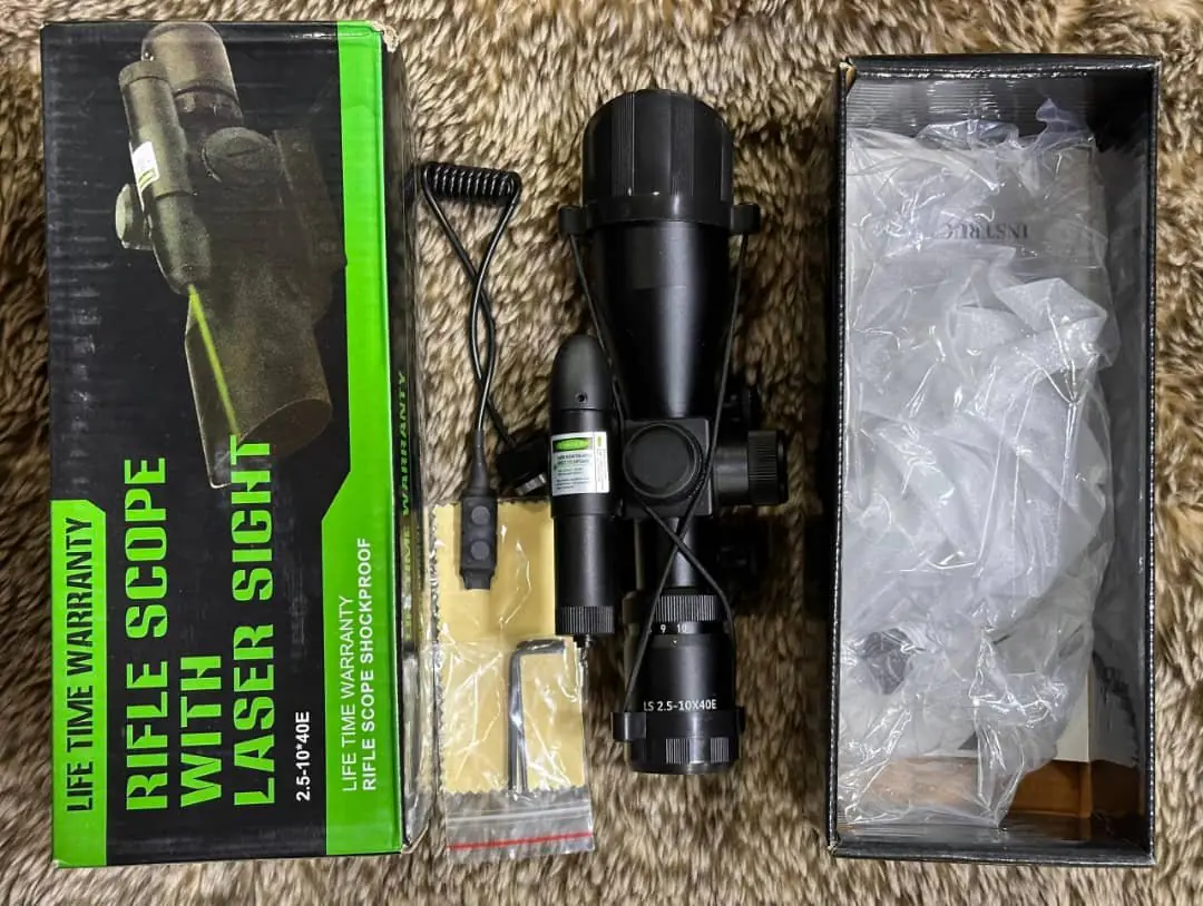 منظار بندقية مع مؤشر ليزر